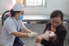 Trẻ được tiêm trong Chương trình Tiêm chủng mở rộng tại Trạm Y tế phường An Khánh, quận Ninh Kiều. (Hình ảnh được thực hiện trước khi có quy định đeo khẩu trang tại nơi công cộng)