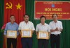 BS.CKII Phạm Phú Trường Giang, Chánh Thanh tra - Sở Y tế trao giấy khen tập thể cho các quận/huyện đạt thành tích xuất sắc trong năm 2020