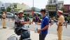 Tại các chốt trên địa bàn quận Ninh Kiều, lực lượng tuyên truyền, nhắc nhở người dân đeo khẩu trang khi tham gia giao thông, đến nơi công cộng, đông người để phòng, chống dịch COVID-19