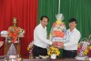 Ông Lê Quang Mạnh, Bí thư Thành ủy Cần Thơ gửi quà và lời chúc năm mới đến ông Huỳnh Minh Trúc, Giám đốc CDC Cần Thơ.