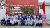 Các thầy thuốc trẻ và đoàn viên thanh niên chụp hình lưu niệm tại buổi khám bệnh phát thuốc miễn phí tại xã Trung Hưng, huyện Cờ Đỏ.