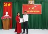 Đồng chí Nguyễn Nhân Nghĩa, Bí thư Chi bộ 2 trao Quyết định kết nạp đảng cho đồng chí Thị Chiến.