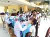 Nhân viên Y tế khám răng cho học sinh tại trường Tiểu học Đông Bình 1. Ảnh: Lê Huy
