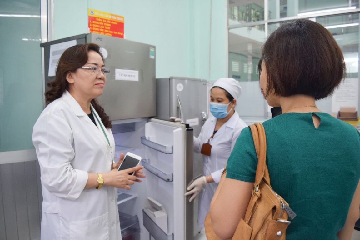 Đoàn JICA – Nhật Bản thăm quan tủ lạnh chứa vắc xin trong ngày