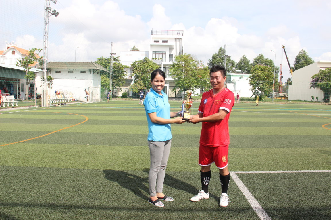 Bà Phạm Ánh Tuyết, Phó Chủ tịch Công đoàn cơ sở trao Cúp vô địch cho đại diện đội A