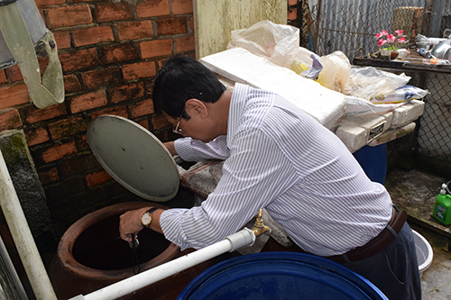 BS.CKI Huỳnh Văn Nhanh, Phó Giám đốc Sở Y tế kiểm tra lăng quăng tại huyện Cờ Đỏ. Ảnh: Tường Lam