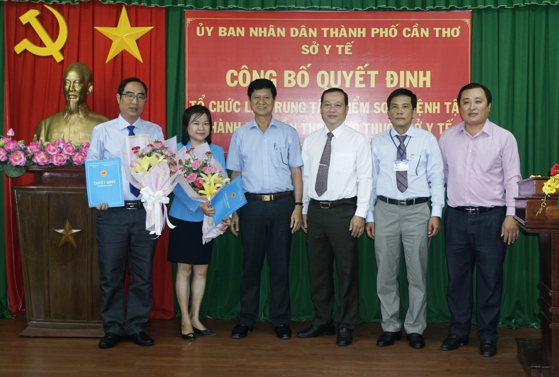 BS.CKI Huỳnh Văn Nhanh, Phó Giám đốc Sở Y tế và Ban Giám đốc CDC Cần Thơ cùng các đại biểu chụp hình lưu niệm tại buổi công bố Quyết định tổ chức lại Trung tâm Kiểm soát bệnh tật thành phố Cần Thơ.