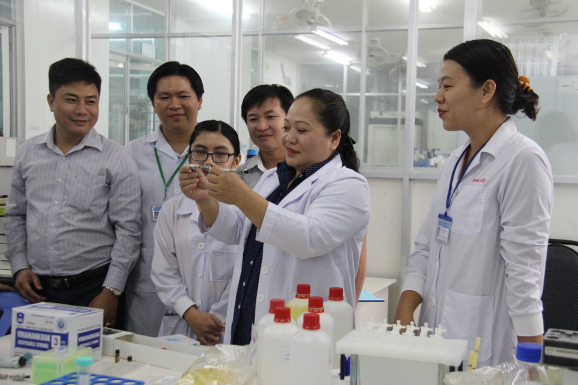 Giảng viên Trung tâm Kiểm nghiệm An toàn vệ sinh thực phẩm khu vực phía Nam thuộc Viện Y tế công cộng TP Hồ Chí Minh đang hướng dẫn tại lớp tập huấn