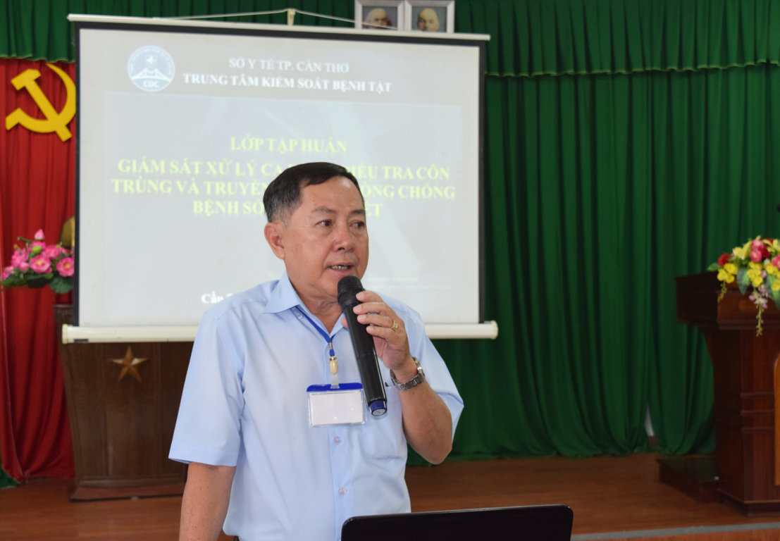 BS.CKII Trần Văn Tuấn, Trưởng khoa Kiểm soát bệnh truyền nhiễm - Kiểm dịch y tế quốc tế, Trung tâm Kiểm soát bệnh tật TP Cần Thơ trình bày tại lớp tập huấn.