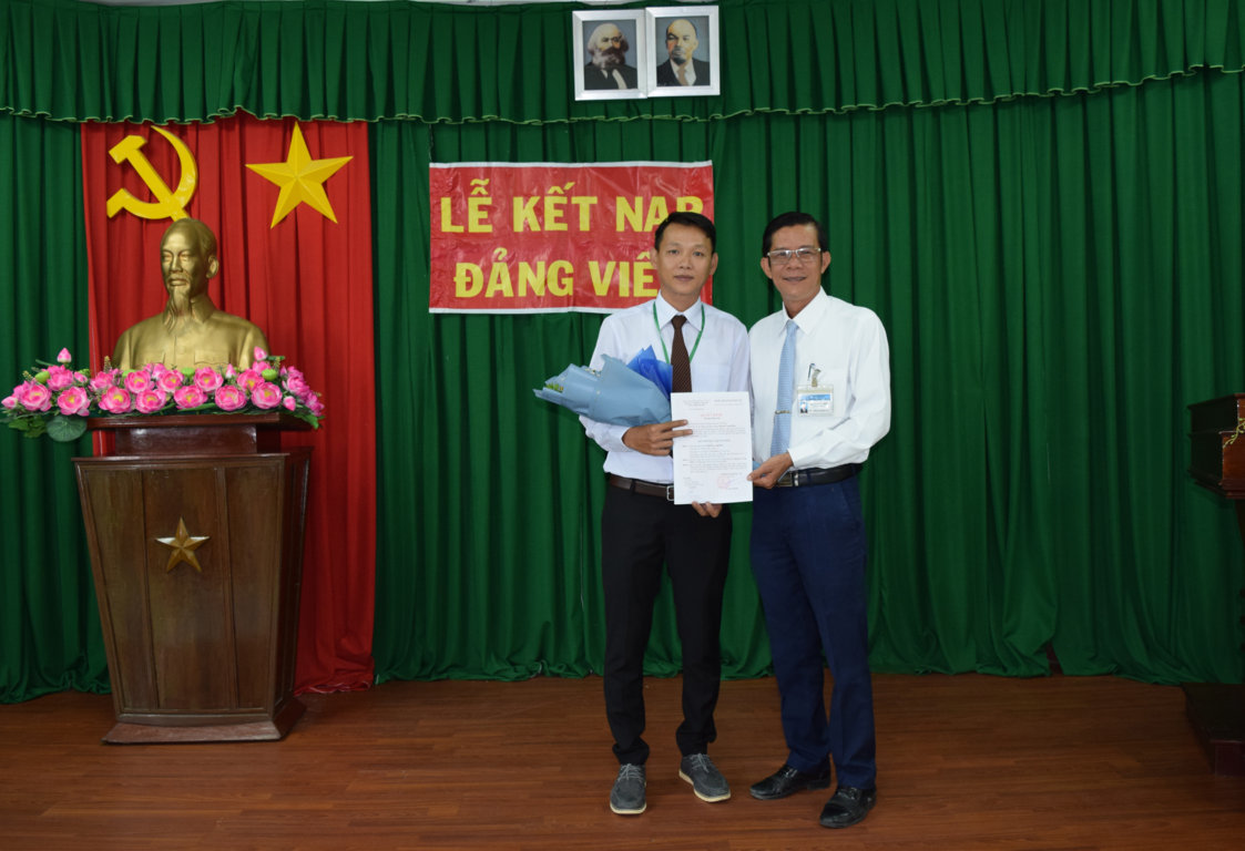 Bí thư Chi bộ 3 công bố và trao Quyết định kết nạp đảng cho đồng chí Nguyễn Trung Hiếu.