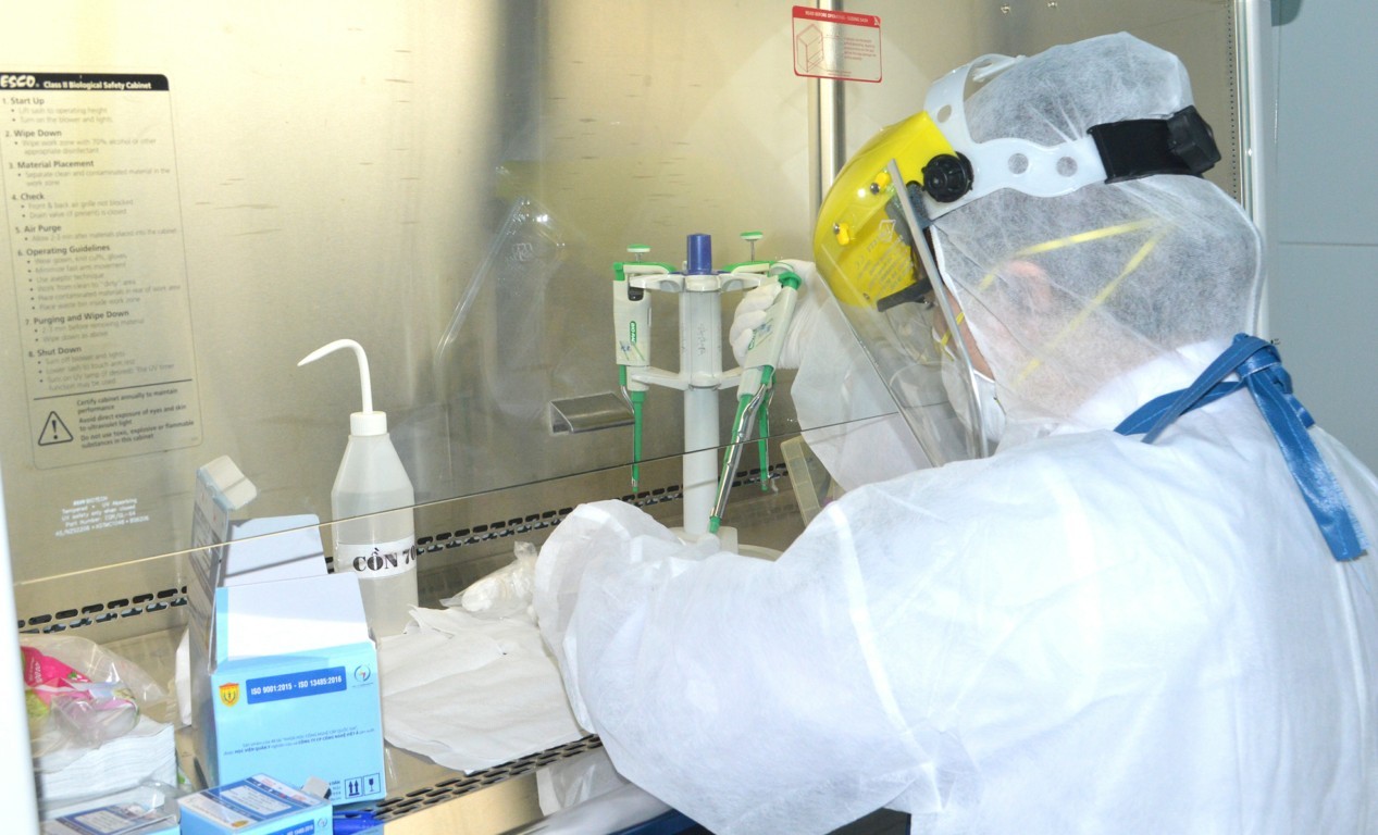 Trung tâm Kiểm soát bệnh tật TP Cần Thơ đã lấy mẫu, tiến hành xét nghiệm SARS-CoV-2 tại Phòng Xét nghiệm của trung tâm. Ảnh: M.Nguyễn