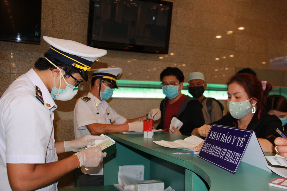 Cán bộ Khoa Phòng chống bệnh truyền nhiễm – kiểm dịch y tế quốc tế hướng dẫn khai báo y tế tại Cảng Hàng không quốc tế Cần Thơ
