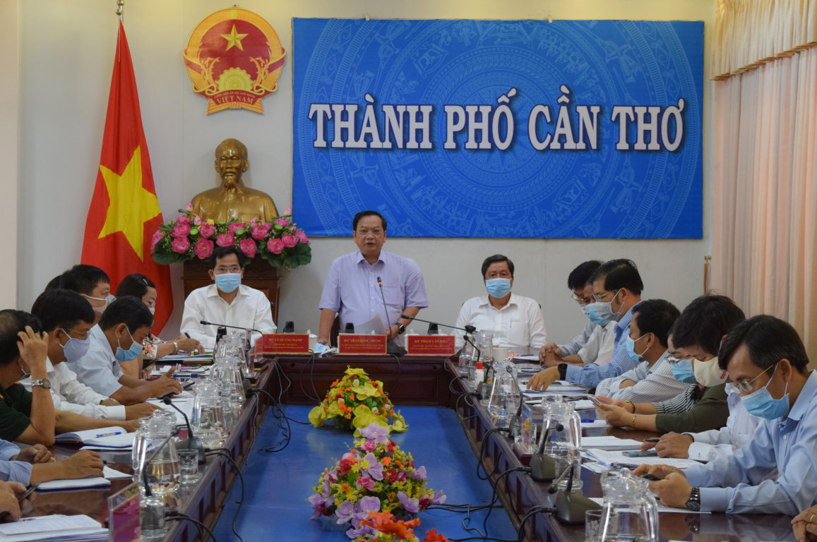 Bí thư Thành ủy Trần Quốc Trung phát biểu tại hội nghị trực tuyến.