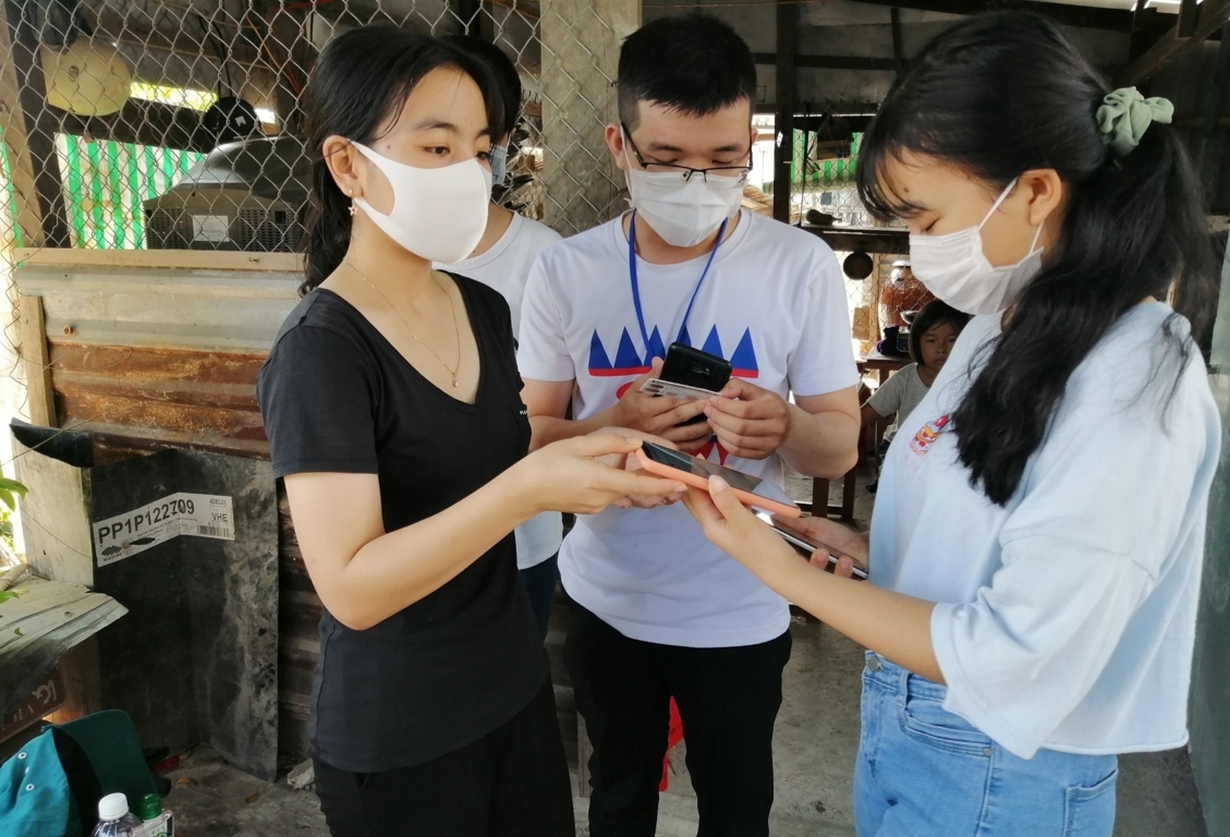 Sinh viên Trường ĐH Y Dược Cần Thơ cùng các cán bộ Ấp Đông Giang, xã Đông Bình, huyện Thới Lai đến từng hộ dân hướng dẫn khai báo y tế