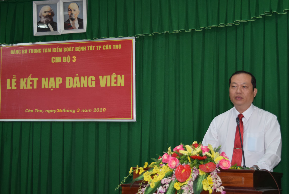 Đồng chí Nguyễn Quang Thông, Bí thư Đảng ủy Trung tâm Kiểm soát bệnh tật phát biểu chỉ đạo tại Lễ kết nạp đảng viên mới Chi bộ 3.