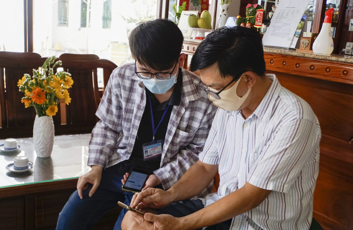 Các tình nguyện viên đã đến từng hộ dân trên địa bàn phường An Khánh, quận Ninh Kiều để tuyên truyền và hỗ trợ, hướng dẫn người dân khai báo y tế thông qua ứng dụng NCOVI