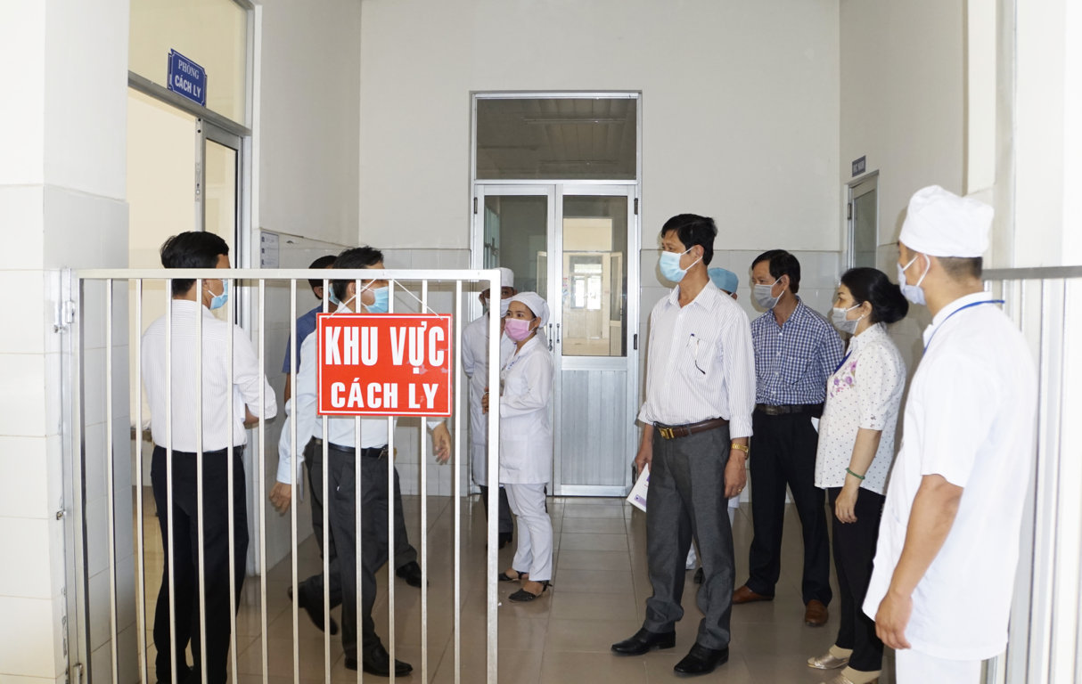 Đoàn Sở Y tế TP Cần Thơ kiểm tra khu vực cách ly được bố trí tại Trung tâm Y tế huyện Phong Điền. Ảnh: Thúy Duy