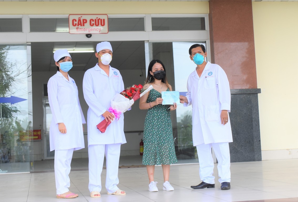 BS.CKII Trần Mạnh Hồng, Giám đốc Bệnh viện Lao và Bệnh phổi TP Cần Thơ (bìa phải) và các y, bác sĩ chúc mừng bệnh nhân 154 được xuất viện.