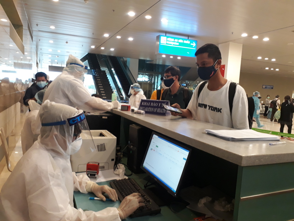 Hành khách trên chuyến bay VJ 882 từ Indonesia về nước, đáp xuống sân bay Cần Thơ ngày 26/4/2020 được Tổ Kiểm dịch y tế quốc tế, Trung tâm Kiểm soát bệnh tật TP Cần Thơ kiểm tra và khai báo y tế kỹ lưỡng. Ảnh: Kim Nhiên