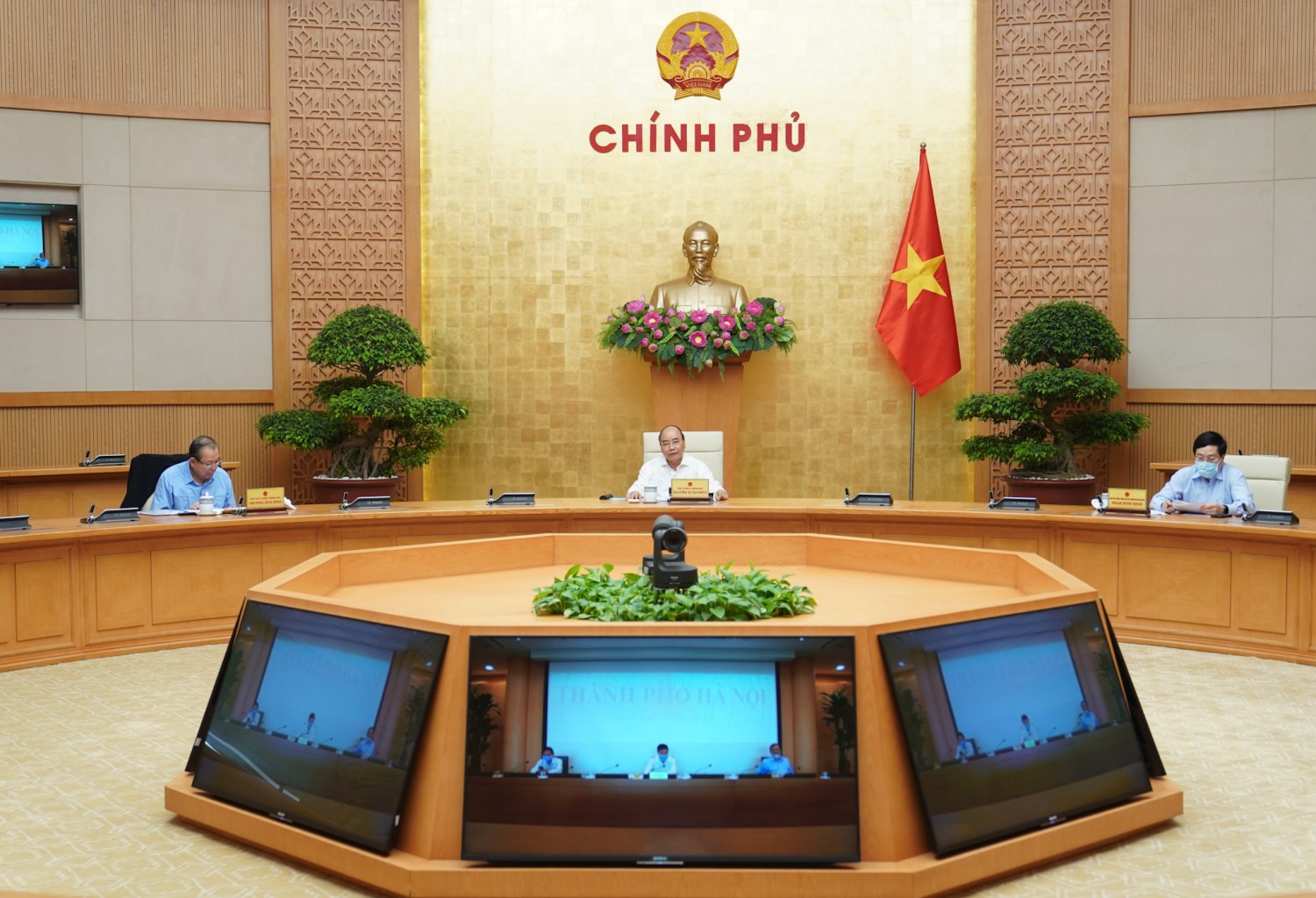 Thủ tướng Nguyễn Xuân Phúc chủ trì phiên họp. Ảnh: VGP/Quang Hiếu. Nguồn: Cổng Thông tin điện tử Chính phủ