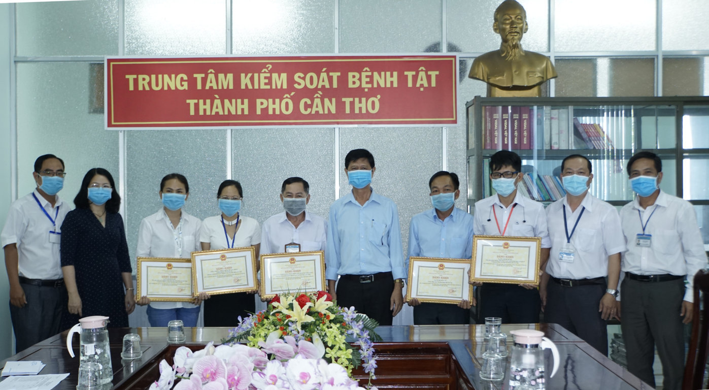 BS.CKI Huỳnh Văn Nhanh, Phó Giám đốc Sở Y tế trao bằng khen cho các cá nhân, tập thể có thành tích xuất sắc đột xuất trong công tác phòng, chống dịch bệnh COVID-19 thuộc Trung tâm Kiểm soát bệnh tật.