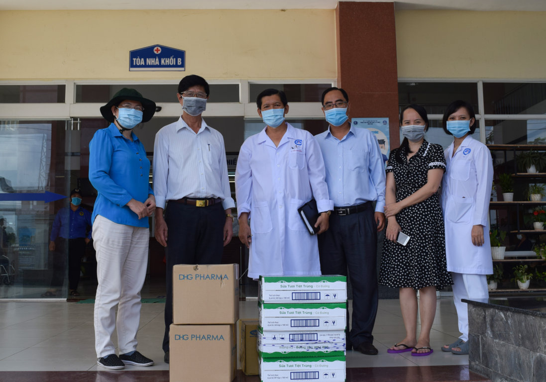BS.CKI Huỳnh Văn Nhanh, Phó Giám đốc Sở Y tế thăm hỏi, tặng sữa, nước rửa tay, thuốc bổ cho ê kíp điều trị ca COVID-19 tại Bệnh viện Lao và Bệnh phổi TP Cần Thơ.