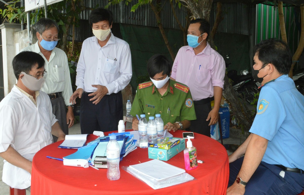 BS.CKII Cao Minh Chu, Giám đốc Sở Y tế kiểm tra tại điểm giám sát y tế Cửa ngõ vào Trung tâm quận Thốt Nốt.