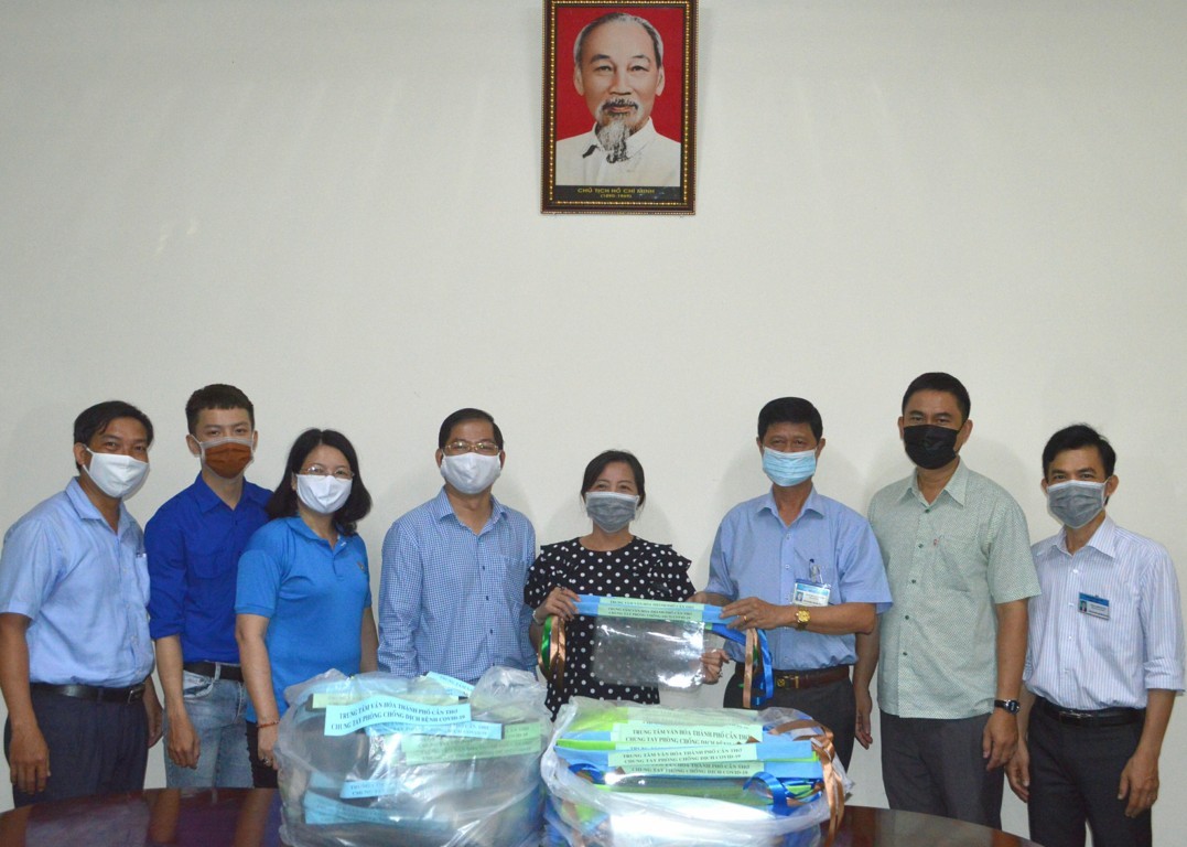 Đoàn Sở VHTT-DL TP Cần Thơ đến thăm hỏi, tặng quà cán bộ Sở Y tế cùng đội ngũ y, bác sĩ Bệnh viện Lao và Bệnh phổi cùng hỗ trợ các điểm giám sát y tế trên địa bàn.