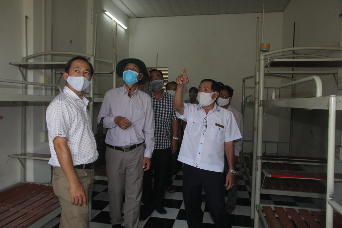Ban Chỉ đạo phòng chống dịch COVID-19 quận Ninh Kiều cùng lãnh đạo Trung tâm Kiểm soát bệnh tật kiểm tra, khảo sát khu cách ly tập trung dự phòng cho phòng, chống dịch COVID-19 vào ngày 2/4/2020. Ảnh: H.Giang