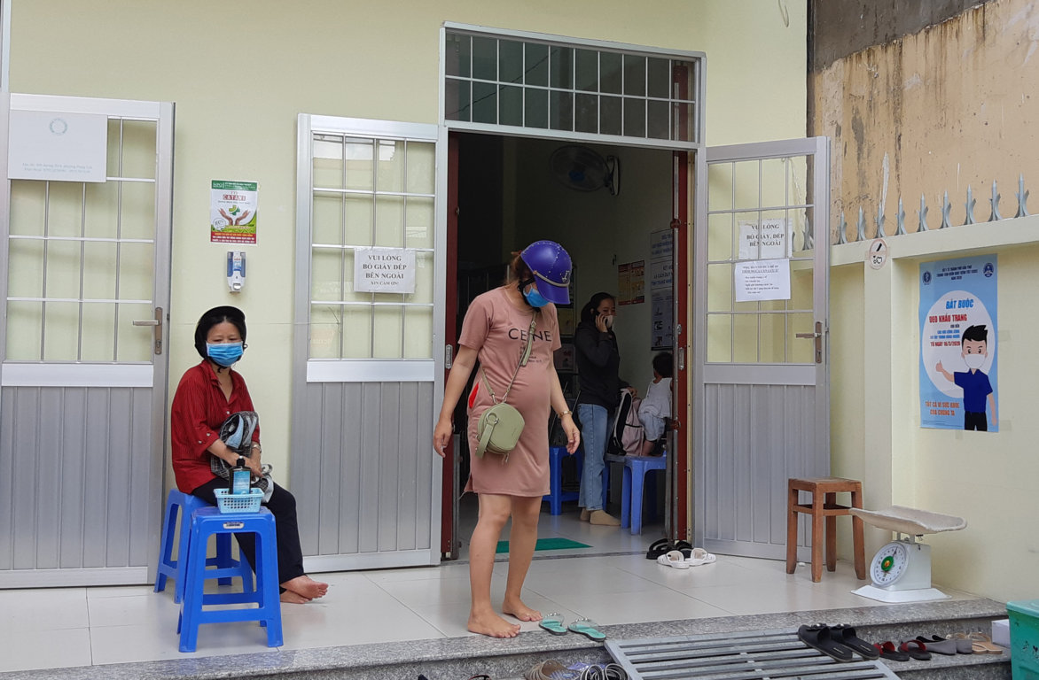 Người dân đeo khẩu trang khi đến khám bệnh tại Trạm Y tế phường Hưng Lợi. Ảnh minh họa