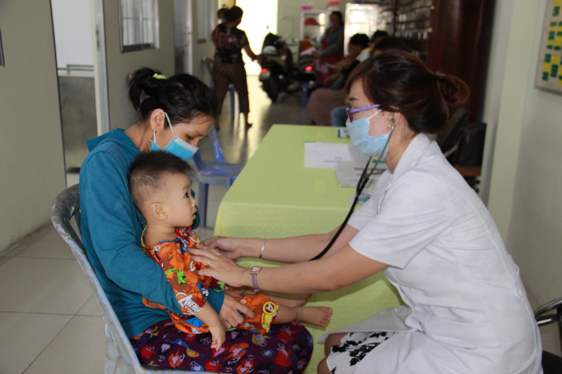 Trẻ được khám sàng lọc trước buổi tiêm chủng tại Trạm Y tế phường Hưng Lợi