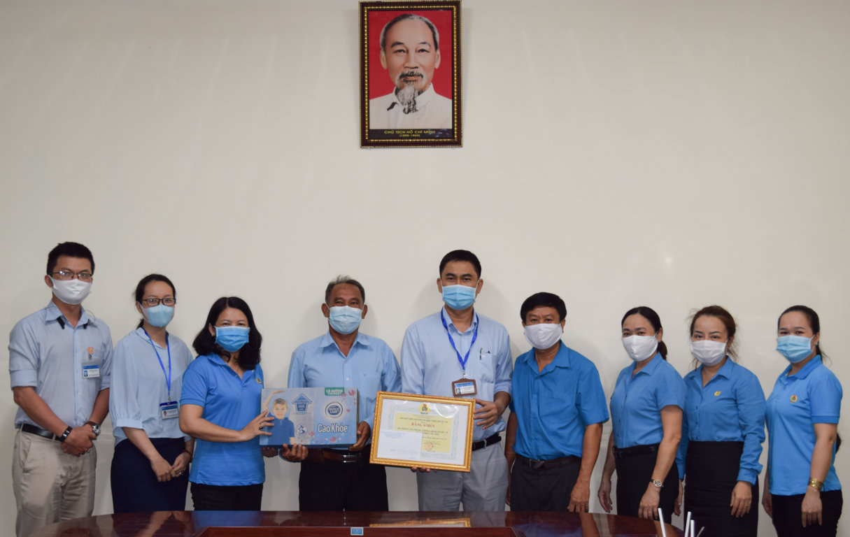 Ban Chấp hành Liên đoàn Lao động thành phố tặng bằng khen và quà cho Tổ thông tin phòng chống dịch COVID-19, Sở Y tế.