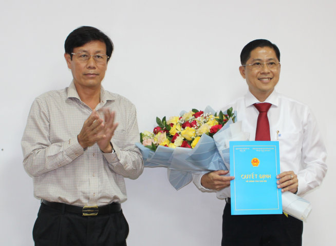 BS.CKII Cao Minh Chu, Giám đốc Sở Y tế trao Quyết định bổ nhiệm chức vụ Giám đốc Bệnh viện Đa khoa TP Cần Thơ cho BS.CKII Trần Quốc Luận.