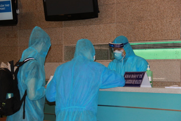 Cán bộ Tổ Kiểm dịch y tế quốc tế, Trung tâm Kiểm soát bệnh tật thành phố Cần Thơ hướng dẫn hành khách nhập cảnh khai báo y tế tại sân bay Cần Thơ