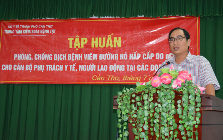 ThS Lâm Hoàng Dũng, Phó Giám đốc Trung tâm Kiểm soát bệnh tật TP Cần Thơ phát biểu khai mạc lớp tập huấn tại Trung tâm Y tế quận Ninh Kiều.