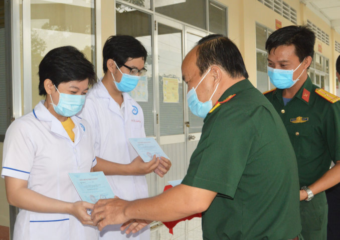 Đại tá Nguyễn Thanh Giang, Phó Chỉ huy trưởng Bộ Chỉ huy Quân sự TP Cần Thơ trao giấy chứng nhận hoàn thành cách ly cho ê kíp y, bác sĩ Bệnh viện Lao và Bệnh phổi thành phố