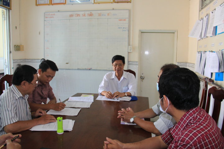 BS.CKI Huỳnh Văn Nhanh, Phó Giám đốc Sở Y tế cùng đoàn kiểm tra làm việc tại Trạm Y tế phường An Khánh