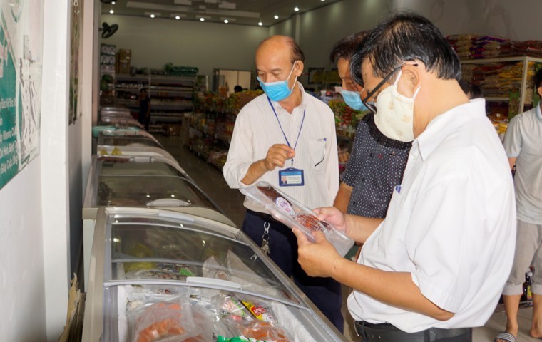 Đoàn kiểm tra tại một cơ sở kinh doanh thực phẩm chay trên đường Trần Hưng Đạo, quận Ninh Kiều