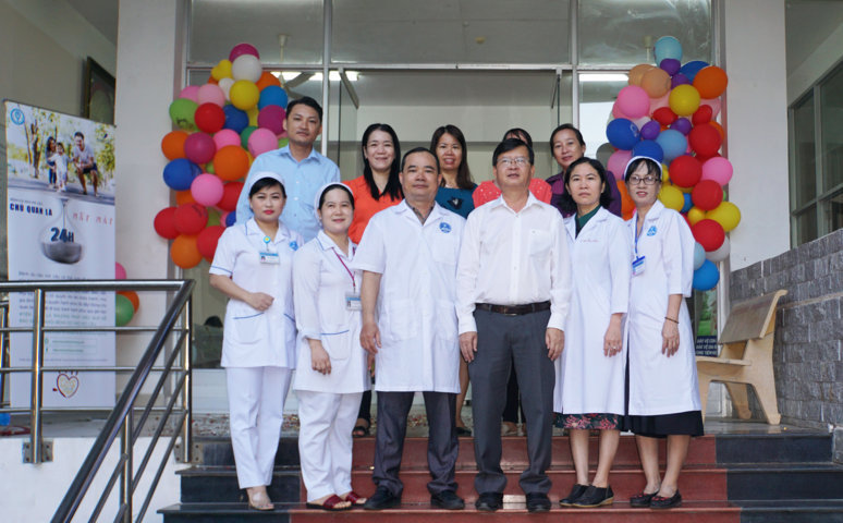 Ban Giám đốc cùng cán bộ nhân viên Trung tâm Kiểm soát bệnh tật TP Cần Thơ chụp hình lưu niệm trong ngày khai trương Phòng Tiêm ngừa vắc-xin dịch vụ thứ hai tại số 400 Nguyễn Văn Cừ nối dài, phường An Bình, quận Ninh Kiều