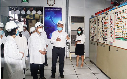 Đoàn kiểm tra tại Công ty Cổ phần Chăn nuôi CP Việt Nam.