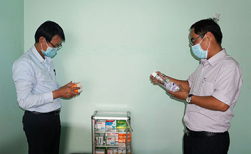 Thạc sĩ Lâm Hoàng Dũng, Trưởng đoàn đang kiểm tra tủ thuốc tại phòng y tế của công ty