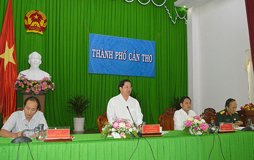 Sau cuộc họp trực tuyến, đồng chí Trần Việt Trường, Phó Bí thư Thành ủy, Chủ tịch UBND thành phố, Tđã có cuộc họp nhanh với các thành viên trong Ban Chỉ đạo về công tác phòng, chống dịch COVID-19 trên địa bàn thành phố.