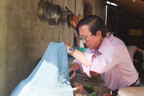 BS Huỳnh Văn Vũ, Trưởng khoa Ký sinh trùng – Côn trùng, CDC Cần Thơ kiểm tra lăng quăng tại phường Tân Lộc, quận Thốt Nốt.