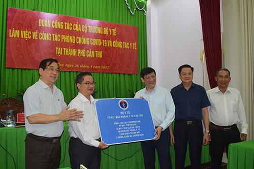 GS.TS Nguyễn Thanh Long, Bộ trưởng Bộ Y tế trao tặng ngành Y tế TP Cần Thơ một số trang thiết bị y tế, quần áo chống dịch, khẩu trang...