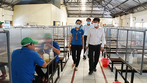 Đoàn kiểm tra bếp ăn tập thể tại Công ty Trách nhiệm hữu hạn công nghiệp thực phẩm Pataya Việt Nam.
