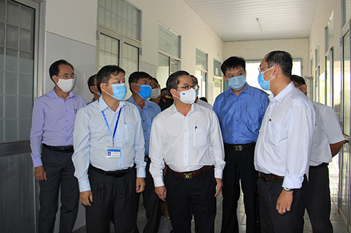 Ông Trần Việt Trường, Chủ tịch UBND thành phố cùng đoàn kiểm tra khu xây dựng BV dã chiến điều trị bệnh nhân COVID-19 tại TTYT huyện Phong Điền.