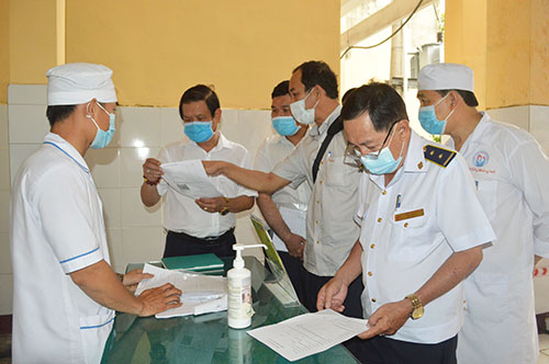 Ông Phạm Phú Trường Giang, Phó Giám đốc Sở Y tế cùng các thành viên trong đoàn kiểm tra khu vực sàng lọc bệnh nhân tại Bệnh viện Đa khoa quận Ô Môn.