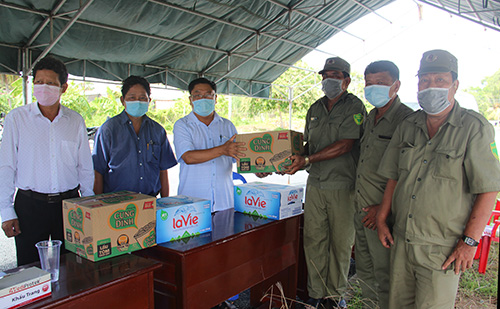 Đoàn CDC Cần Thơ tặng quà tại điểm bến phà Phong Hòa, thuộc địa bàn quận Ô Môn.
