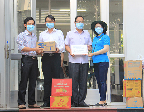 Bà Trương Thị Minh Thu, Chủ tịch Công đoàn ngành Y tế tặng quà hỗ trợ cho Trung tâm Kiểm soát bệnh tật TP Cần Thơ.