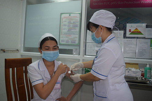 Cán bộ y tế được tiêm chủng tại Bệnh viện Nhi đồng TP Cần Thơ.